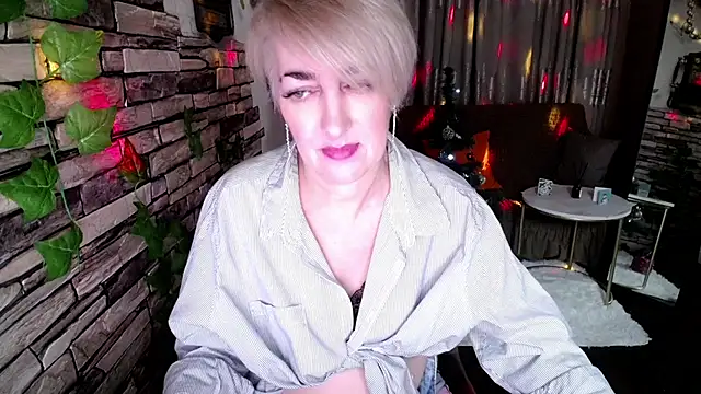 Snapshot of Hot_Girl87 chatting on 12-24-24, 06:17 Hot Girl87 online show from 12-24-24, 06:17