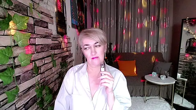 Snapshot of Hot_Girl87 chatting on 12-30-24, 05:02 Hot Girl87 online show from 12-30-24, 05:02