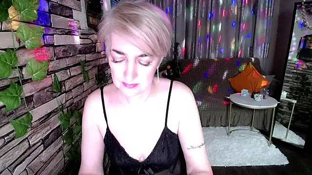 Snapshot of Hot_Girl87 chatting on 12-30-24, 08:04 Hot Girl87 online show from 12-30-24, 08:04