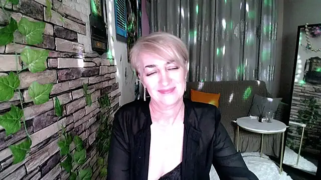 Snapshot of Hot_Girl87 chatting on 12-31-24, 12:00 Hot Girl87 online show from 12-31-24, 12:00