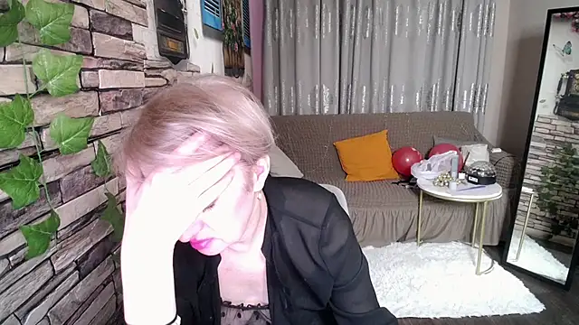 Snapshot of Hot_Girl87 chatting on 02-13-25, 07:31 Hot Girl87 online show from 02-13-25, 07:31