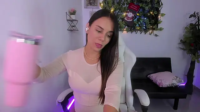 Snapshot of Sara_lopez_28 chatting on 12-18-24, 02:38 Sara lopez 28 online show from 12-18-24, 02:38