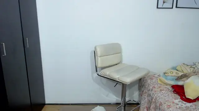 Snapshot of viki_mom chatting on 12-11-24, 04:28 viki mom online show from 12-11-24, 04:28