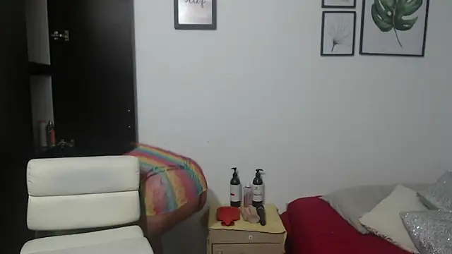 Snapshot of viki_mom chatting on 01-06-25, 03:20 viki mom online show from 01-06-25, 03:20