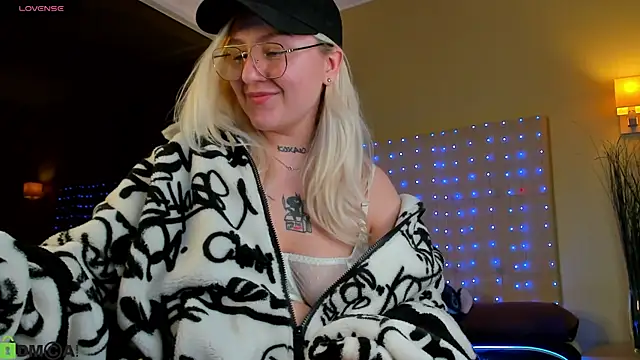 Snapshot of Debbie_Taylor chatting on 04-18-26, 07:07 Debbie Taylor online show from 04-18-26, 07:07