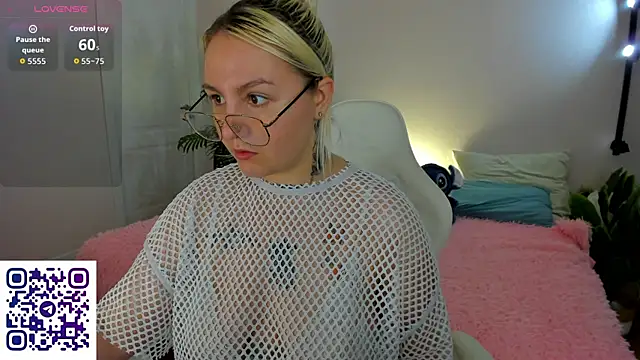 Snapshot of Debbie_Taylor chatting on 05-06-26, 05:18 Debbie Taylor online show from 05-06-26, 05:18