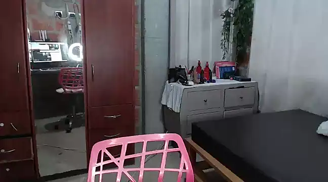 Snapshot of anngela01 chatting on 03-14-25, 08:17 anngela01 online show from 03-14-25, 08:17