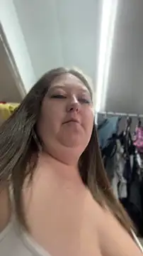 Snapshot of Chloee_ep chatting on 04-22-26, 01:01 Chloee ep online show from 04-22-26, 01:01