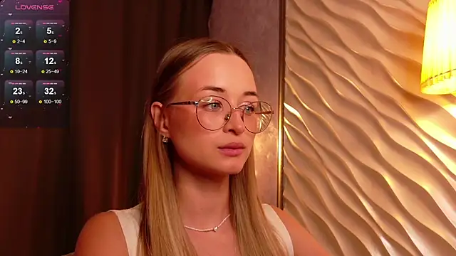 Tiffanyhunt online show from 11-19-25, 01:22