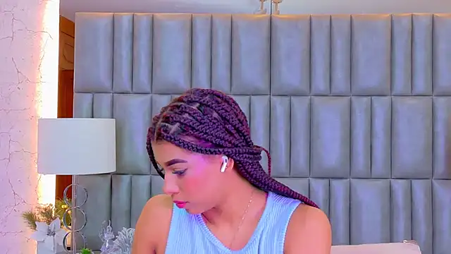 Snapshot of TiaraRosse chatting on 06-25-26, 01:48 TiaraRosse online show from 06-25-26, 01:48