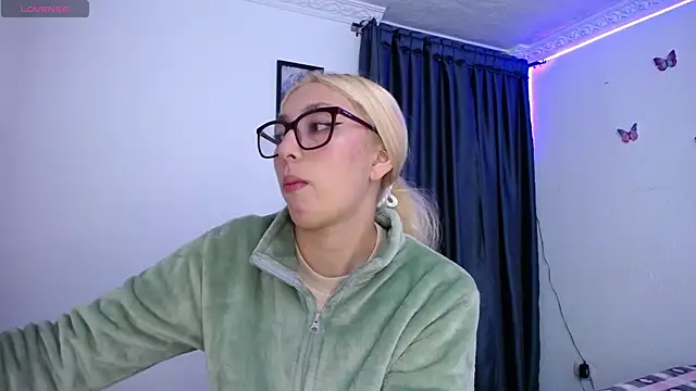 Snapshot of Soffy-brooks chatting on 04-16-26, 04:35 Soffy-brooks online show from 04-16-26, 04:35