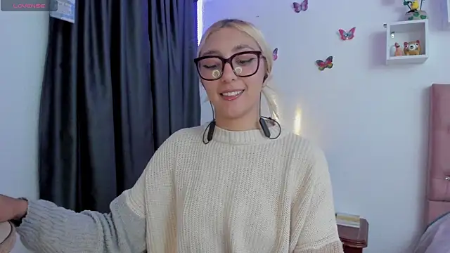 Snapshot of Soffy-brooks chatting on 05-16-26, 10:36 Soffy-brooks online show from 05-16-26, 10:36