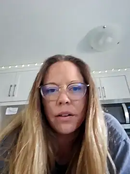 Snapshot of MissyLovexxx chatting on 12-28-24, 04:20 MissyLovexxx online show from 12-28-24, 04:20