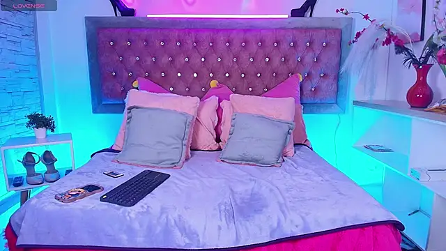 EmmaWilder online show from 11-12-25, 08:41