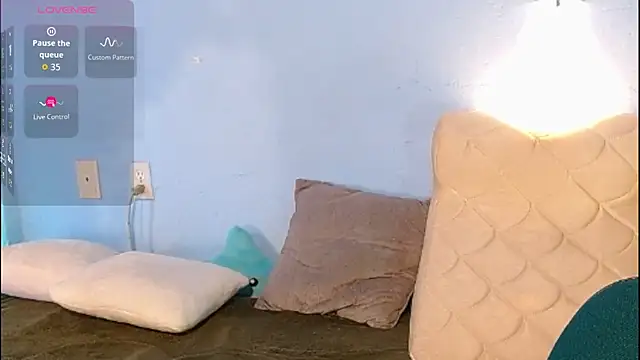 Snapshot of venus_swet_ chatting on 09-15-25, 03:01 venus swet online show from 09-15-25, 03:01