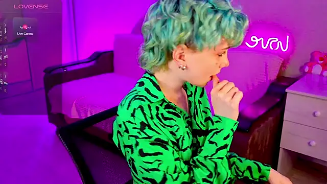 Snapshot of School_Love chatting on 12-06-24, 04:17 School Love online show from 12-06-24, 04:17