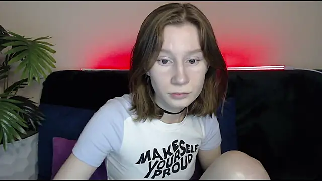Snapshot of EnigmaSee chatting on 12-18-24, 01:37 EnigmaSee online show from 12-18-24, 01:37