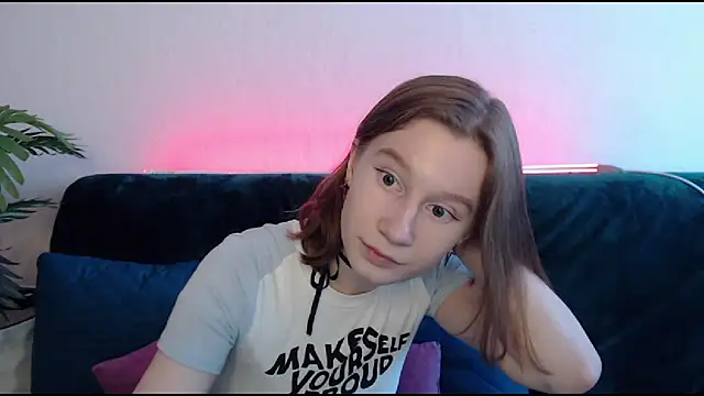Snapshot of EnigmaSee chatting on 12-18-24, 07:47 EnigmaSee online show from 12-18-24, 07:47