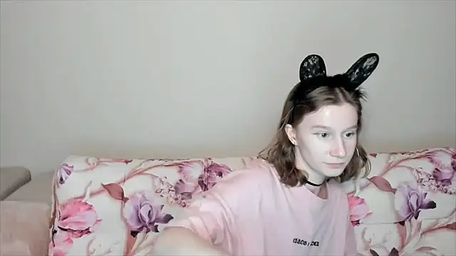 Snapshot of EnigmaSee chatting on 12-20-24, 02:38 EnigmaSee online show from 12-20-24, 02:38