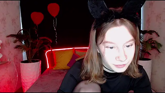 Snapshot of EnigmaSee chatting on 03-08-25, 01:39 EnigmaSee online show from 03-08-25, 01:39