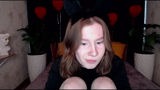 Snapshot of EnigmaSee chatting on 03-10-25, 01:34 EnigmaSee online show from 03-10-25, 01:34