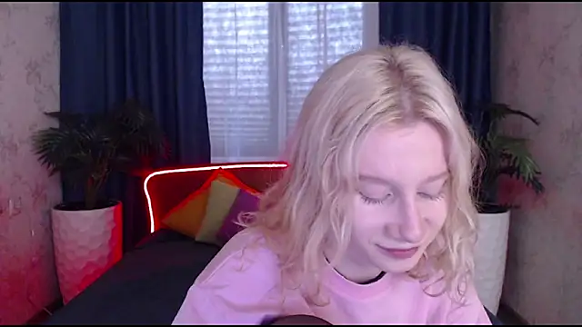 Snapshot of EnigmaSee chatting on 10-05-25, 01:48 EnigmaSee online show from 10-05-25, 01:48