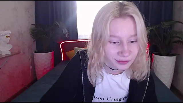 Snapshot of EnigmaSee chatting on 10-11-25, 02:00 EnigmaSee online show from 10-11-25, 02:00
