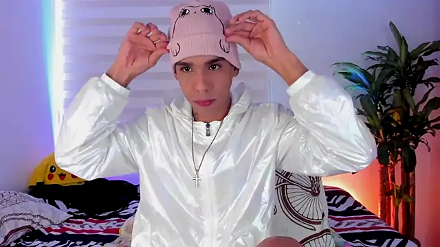 Snapshot of aldrinwhite chatting on 10-29-25, 03:14 aldrinwhite online show from 10-29-25, 03:14