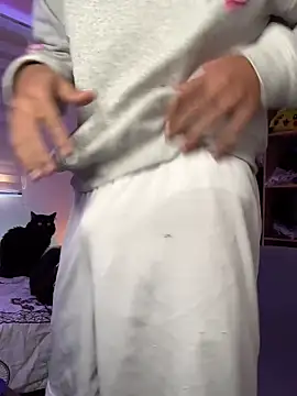 Snapshot of aldrinwhite chatting on 11-21-25, 03:44 aldrinwhite online show from 11-21-25, 03:44