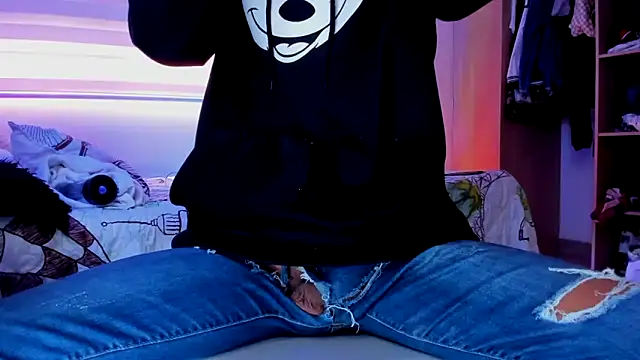 Snapshot of aldrinwhite chatting on 11-27-25, 04:09 aldrinwhite online show from 11-27-25, 04:09