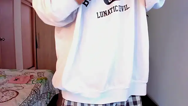 Snapshot of aldrinwhite chatting on 12-15-25, 04:00 aldrinwhite online show from 12-15-25, 04:00