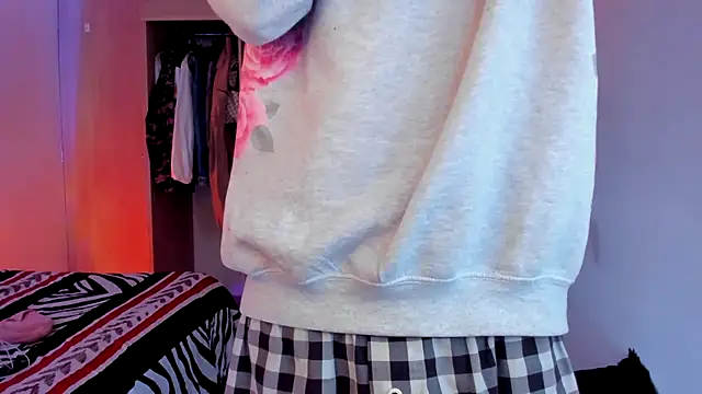 Snapshot of aldrinwhite chatting on 12-21-25, 04:03 aldrinwhite online show from 12-21-25, 04:03