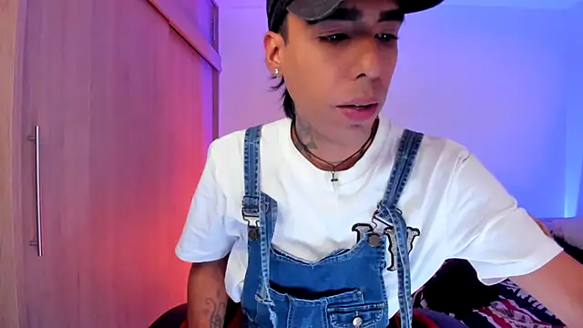 Snapshot of aldrinwhite chatting on 02-17-26, 04:57 aldrinwhite online show from 02-17-26, 04:57