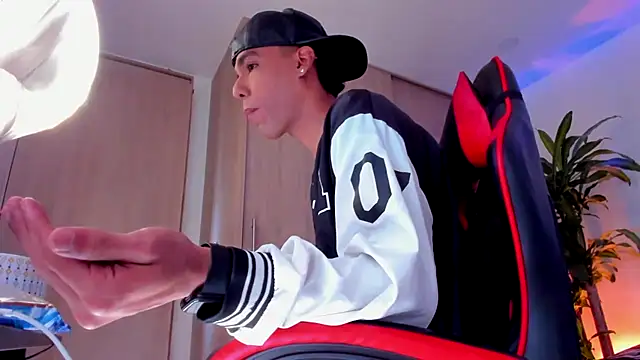 aldrinwhite online show from 04-12-26, 04:45