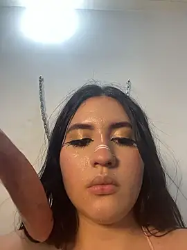 Snapshot of hally_berry____ chatting on 01-19-26, 04:16 hally berry online show from 01-19-26, 04:16