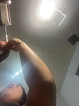 Snapshot of hally_berry____ chatting on 02-14-26, 04:53 hally berry online show from 02-14-26, 04:53