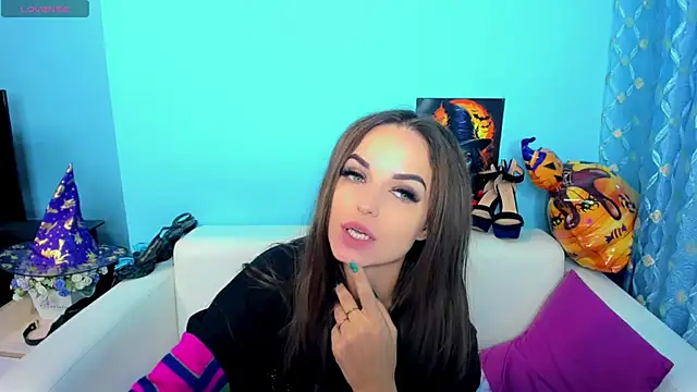 LindaaLu online show from 11-13-25, 03:05