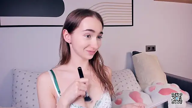 Snapshot of PollyBeev chatting on 09-14-25, 07:18 PollyBeev online show from 09-14-25, 07:18