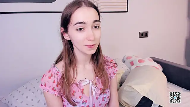 Snapshot of PollyBeev chatting on 09-18-25, 07:32 PollyBeev online show from 09-18-25, 07:32