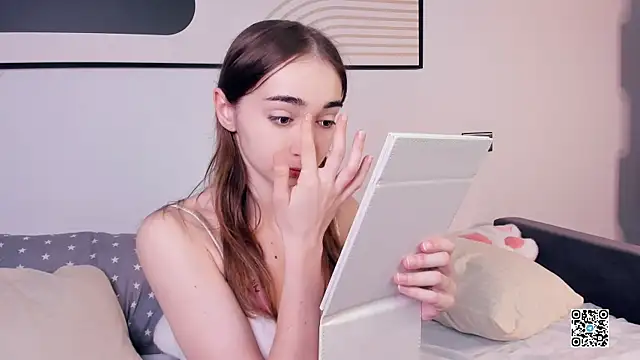 Snapshot of PollyBeev chatting on 09-19-25, 09:00 PollyBeev online show from 09-19-25, 09:00