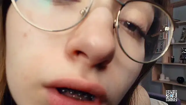 Snapshot of PollyBeev chatting on 09-30-25, 07:35 PollyBeev online show from 09-30-25, 07:35