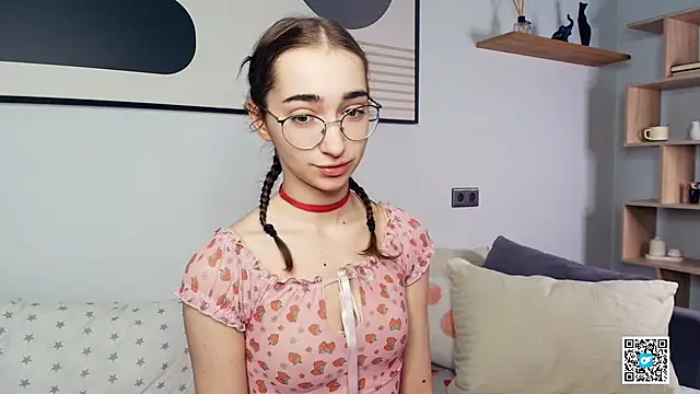 Snapshot of PollyBeev chatting on 10-07-25, 07:49 PollyBeev online show from 10-07-25, 07:49