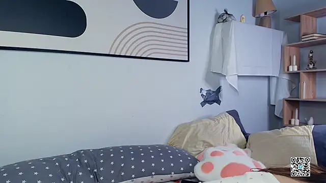 Snapshot of PollyBeev chatting on 10-26-25, 07:25 PollyBeev online show from 10-26-25, 07:25