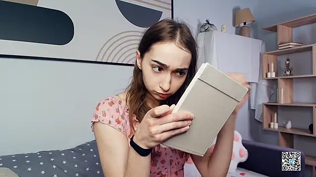 Snapshot of PollyBeev chatting on 10-27-25, 07:34 PollyBeev online show from 10-27-25, 07:34