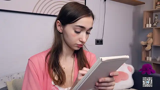 Snapshot of PollyBeev chatting on 11-06-25, 07:42 PollyBeev online show from 11-06-25, 07:42