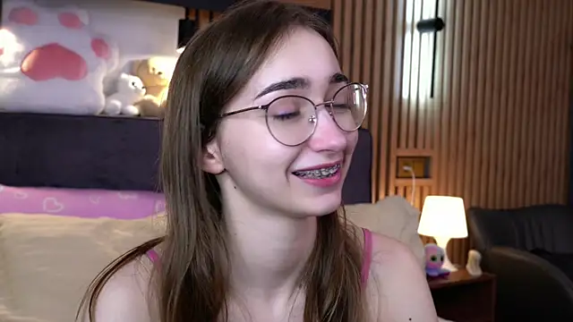 Snapshot of PollyBeev chatting on 11-16-25, 07:25 PollyBeev online show from 11-16-25, 07:25