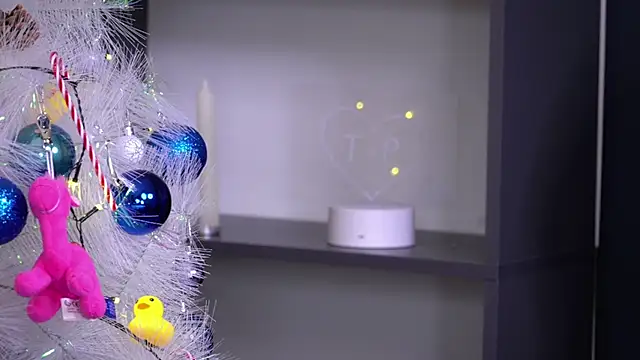 Snapshot of PollyBeev chatting on 11-23-25, 07:30 PollyBeev online show from 11-23-25, 07:30