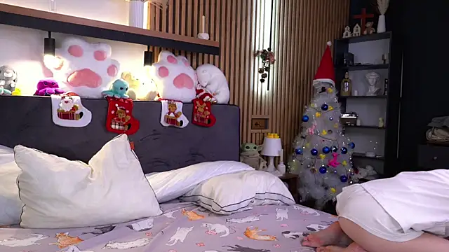 Snapshot of PollyBeev chatting on 11-28-25, 07:11 PollyBeev online show from 11-28-25, 07:11