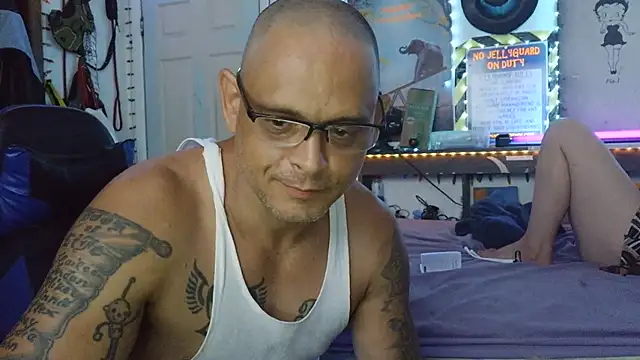 Snapshot of Buffshagswell chatting on 06-25-26, 01:05 Buffshagswell online show from 06-25-26, 01:05