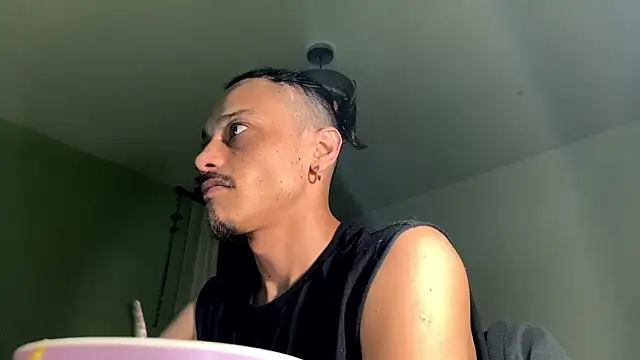 Snapshot of villanocat chatting on 09-26-25, 02:26 villanocat online show from 09-26-25, 02:26